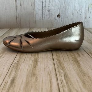 Hush puppies, leather silver flat size 7.5 Great condition!